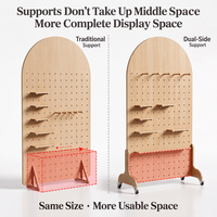 Rak Display Pegboard Kayu Beroda dengan Logo Kustom untuk Stan Pameran Produk di Pasar Ritel