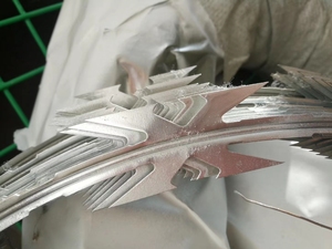 Fil de concertina en acier BTO-22 CBT-65 de haute qualité, fil barbelé rasoir, facile à installer - Product Image 2