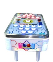 Machine de jeu à pièces permettant aux adultes et aux enfants de jouer les uns contre les autres avec des billets de loterie et des haricots