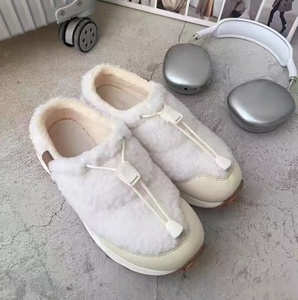 Mules unisexes en polaire et laine, dessus en polaire Sherpa chaud, cordon de serrage réglable, semelle épaisse antidérapante, sabots décontractés pour l'hiver et l'extérieur - Product Image 3
