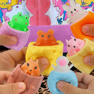 Merrycoo Magic Squirrel Cup, Juguete Antiestrés de Ratón con Queso para Apretar, para Niños de 5 a 7 Años, Venta al por Mayor - Product Image 2