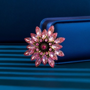 Broches de créateur en gros pour femmes, grandes broches fleurs en cristal, épingles à strass pour vêtements, bijoux de mode en métal - Product Image 4