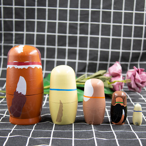 La fábrica vende directamente la muñeca de madera en blanco y negro, juguetes rusos de cinco capas para niños, muñeca anidada - Product Image 6