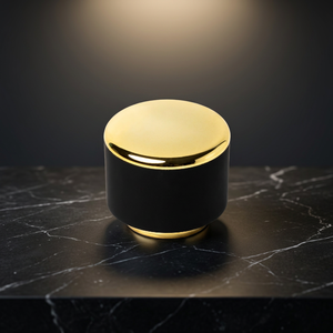Tapa de Perfume de Lujo en Oro UV con Detalle Negro Suave al Tacto, Tapa Cilíndrica de Fragancia con Cierre Seguro (FEA15), Resistente hasta 60°C - Product Image 3