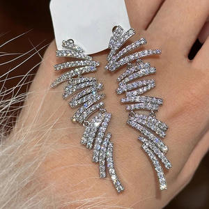 Orecchini di Lusso con Cristalli a Forma di Ala in Oro Bianco per Donna, Gioielli da Festa, Orecchini in Argento 925 con Incastonatura a Canale e Strass - Product Image 4