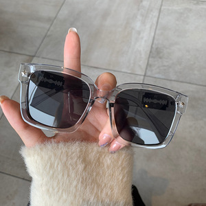 Lunettes de soleil Qianai Fashion pour femmes, monture carrée, verres gris PC, protection UV 100 %, pour la protection solaire, les voyages et la conduite - Product Image 1