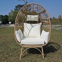 Chaise longue en osier d'extérieur de luxe avec coussins, cadre en fer moderne, chaise œuf de patio pour villa et utilisation en station balnéaire, chaise de jardin pas chère