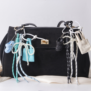 Porte-clés en cuir PU style coréen multi-breloques, polyvalent pour sacs, voitures, téléphones, avec breloque ours - Product Image 1