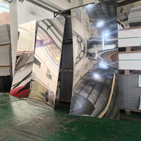 Panneau mural moderne WPC en gros Feuille de miroir en PET dorée imperméable pour hôtel appartement Surface de décoration en bois étanche à l'humidité pour la salle de sport