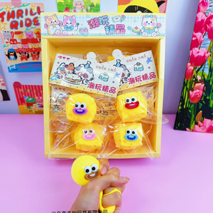 Juguetes blandos de esponja amarilla con caras de dibujos animados en empaque transparente para niños de 3 años en adelante, diversión unisex para el tiempo de juego. - Product Image 2