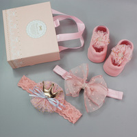 Vente chaude fantaisie cadeaux boîte Pack dentelle fleur arcs couronne princesse anti-dérapant bébé chaussettes bandeau ensemble 2024 nouveau-né bébé cadeau ensemble
