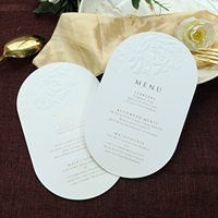 2026 Ovale Creme-Samt Hochzeitsmenükarte mit Geprägtem Blumenmuster Gold Heißprägung Monogramm Elegantes Bankett-Tischmenü