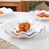 Assiette en céramique blanche moderne à motif floral irrégulier en forme de vague, plateau en porcelaine en forme de feuille de lotus, compatible lave-vaisselle et micro-ondes, vente en gros