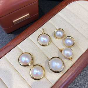 Boucles d'oreilles classiques en perles de culture d'eau de mer blanches 13-14mm, en argent S925 plaqué or, serties clos, bijoux fins - Product Image 3