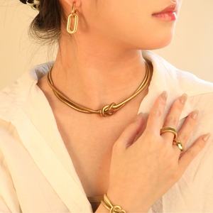 Collares de cadena gruesa trenzada de acero inoxidable con nudo de cadena de serpiente de doble capa chapados en oro de 18 quilates, impermeables, al por mayor - Product Image 2