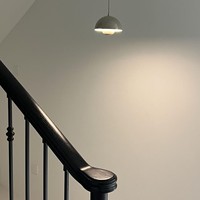 Rampe d'escalier de villa moderne minimaliste personnalisée en alliage d'aluminium noir, résistante à l'eau et peignable, à fixation au sol