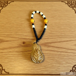 Pendentif décoratif en bois de santal vert sculpté pour clés de voiture - Product Image 5