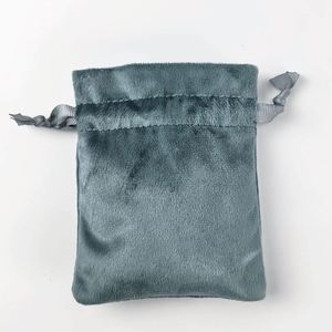 Vente en gros de petites pochettes à bijoux, pochette en velours personnalisée de luxe avec logo, sac cadeau pour bijoux, petit sac d'emballage en velours avec ruban - Product Image 4