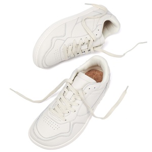 Großhandel: Klassische, minimalistische weiße Barfußschuhe mit individuellem Logo – atmungsaktiv und rutschfest für Online-Händler & Marken - Product Image 1