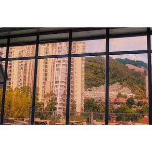 ฟิล์มติดกระจกแบบมองเห็นทางเดียว สีเงินหลากสี PET ป้องกันรังสียูวี ป้องกันการแตกกระจาย สำหรับกระจกรถยนต์และเฟอร์นิเจอร์ - Product Image 2