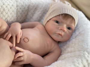 Poupées de bébé en silicone solide de 18 pouces, 3500 g, corps entier, visage fait main, détails du corps réalistes, anatomiquement correctes, poupées reborn aux cheveux bouclés - Product Image 5