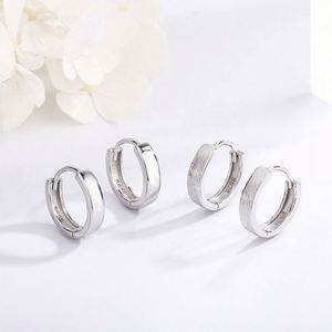 Pendientes de Aro y Tipo Huggie de Plata de Ley 925 con Baño de Rodio para Niñas y Niños - Regalo para Bodas y Fiestas, Joyería Fina - Product Image 3
