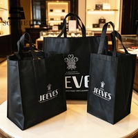 Sac de shopping en non-tissé noir à grande capacité avec poignées robustes et logo personnalisé pour les boutiques