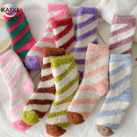 Chaussettes d'hiver douillettes pour femmes avec logo personnalisé, chaussettes à rayures mignonnes, longueur haute, respirantes, durables, chaussettes douillettes de Noël