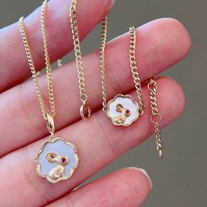 Xinfly Pulsera de Cadena Cubana Texturizada con Dije de Conejo del Zodíaco Chino de Oro Puro de 18K, Rubí y Concha Blanca, para Parejas - Product Image 5