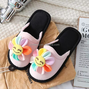 Chaussons d'intérieur en peluche avec cœur pour l'hiver Chaussons d'intérieur en peluche avec logo personnalisé Chaussons chauds en peluche avec cœur pour femmes et filles - Product Image 4
