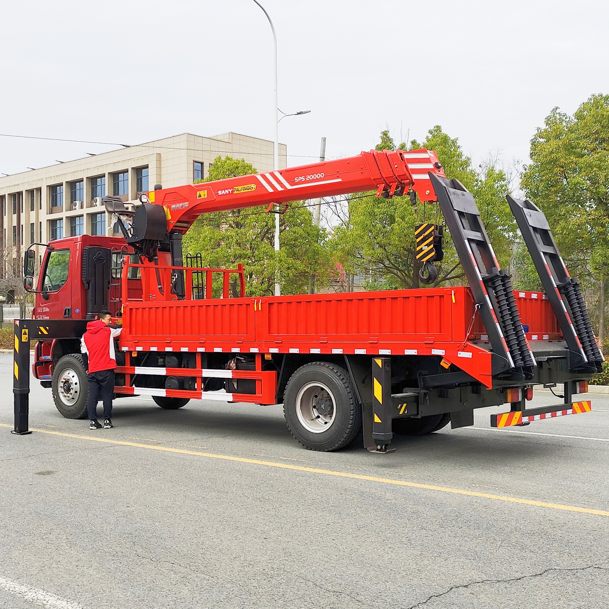 Grue montée par Dongfeng de 9 tonnes Camion à flèche manipulateur de grues à faible prix