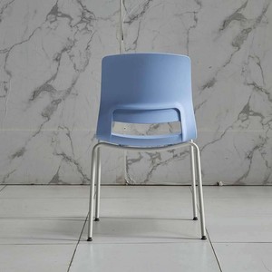 Silla de Oficina Apilable de Plástico sin Brazos con Estructura Metálica, Silla para Visitantes, Personal de Capacitación, Silla para Invitados en Salas de Conferencia - Product Image 4