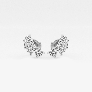 Élégantes boucles d'oreilles à trois pierres en diamant de laboratoire rond de 1 carat avec un éclat brillant, bijoux de luxe éthiques pour femmes - Product Image 3