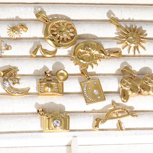 Iconos Retro Atemporales |   Dijes de Acero Inoxidable con Baño de Oro PVD de 18K |   Colgantes de Cámara, Arco y Flecha, y Control de Videojuegos con Diseño de Sol y Luna - Product Image 4