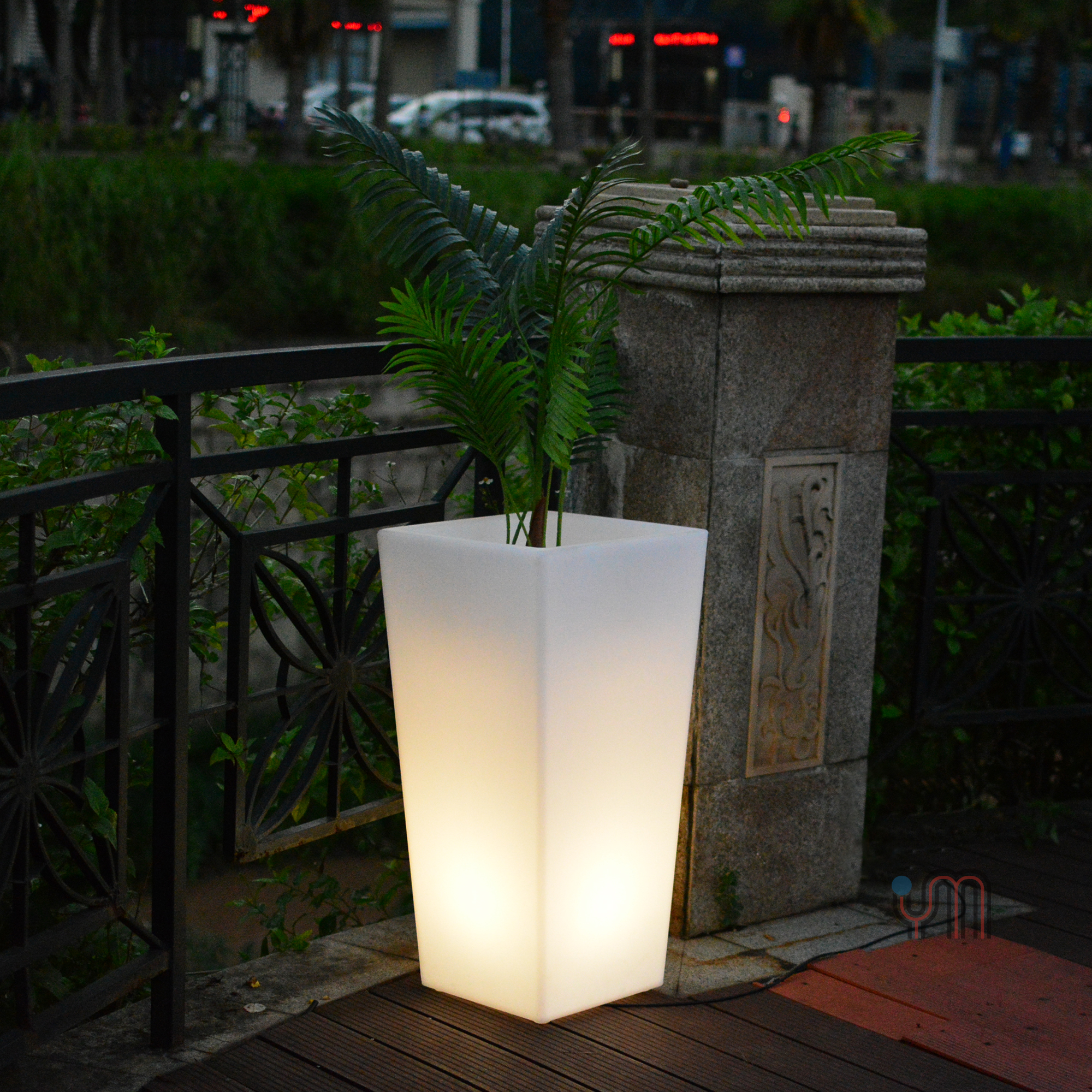 Высокие кастрюли IP65 на солнечной батарее 32 дюйма, большие наружные кастрюли, цветочные горшки для помещений и улицы, современные пластиковые кастрюли для растений