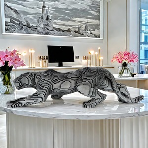 Adorno de resina de lujo ligero para sala de estar, modelo de leopardo reclinado, decoración creativa para el hogar con forma de animal, bloques de construcción artesanales. - Product Image 2