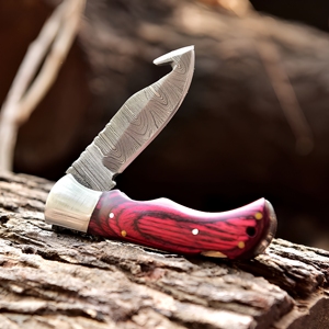 Couteau pliant artisanal à lame Guthook en acier Damas - Manche en bois Pakka rouge de 7 pouces, pointe clip, étui en cuir, logo personnalisé OEM/ODM - Product Image 1