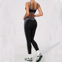Ensemble de vêtements de sport avec coussinets amovibles, haut dos nu à col halter color block, leggings sculptants et gainants, vêtements athleisure
