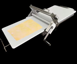 Machine à envelopper <span class=keywords><strong>la</strong></span> pâte manuelle portable et efficace, pâte <span class=keywords><strong>feuilletée</strong></span>, table <span class=keywords><strong>de</strong></span> travail pour croissant, laminoir manuel pour pâtisserie - Product Image 4