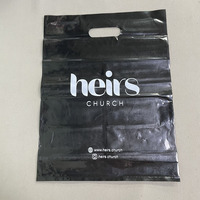 Sac de courses noir en polyéthylène de haute qualité avec logo imprimé personnalisé et poignée découpée, idéal pour l'emballage de marchandises, de vêtements et de produits de boutique.