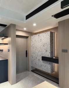 Paneles de Puerta con Textura de Piedra y Efecto Agua para <span class=keywords><strong>Entrada</strong></span> Personalizada, con Estantes Flotantes Negros e Iluminación Oculta - Product Image 1