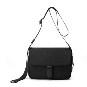 Sac bandoulière croisé personnalisé avec logo, en cuir PU végétalien imperméable, de qualité supérieure, avec rabat et boucle, pour hommes et femmes - Product Image 3