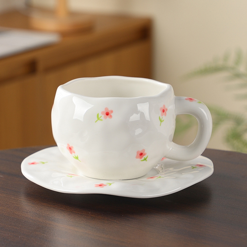 Tazza e piattino con piccolo fiore rosso