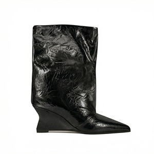 Botines de mujer de piel sintética arrugada de estilo modernista, caña ancha, tacón de cuña escultural de 7,5 cm, punta afilada - Product Image 4