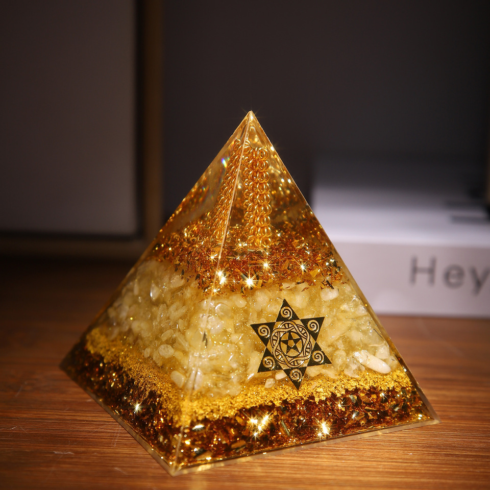 Wholesale Manufacturer Gold Absorbing Pyramid Energy Tower Resin Decorative Home Decoration