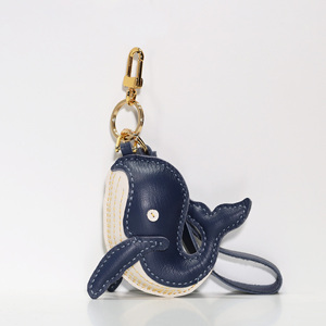 Llavero de cuero con forma de ballena, colgante de animal hecho a mano, diseño cosido en azul y crema - Product Image 5