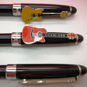 Clip de guitare personnalisé personnalisé musique cadeau stylo émail élégant promotionnel noir métal torsion stylo à bille pour la musique Souvenir - Product Image 4