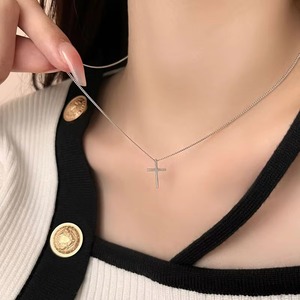 Venta al por mayor joyería minimalista collar con colgante de cruz de plata de ley 925 para mujer - Product Image 6