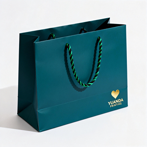 Set di Gioielli Personalizzati di Lusso con Charm per Borsa, Logo per Anello e Collana, Regalo Elegante - Product Image 1