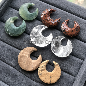 Pendentifs en forme de croissant de lune REIKI en pierres mélangées martelées et polies avec cristaux de Rozrin - Product Image 3